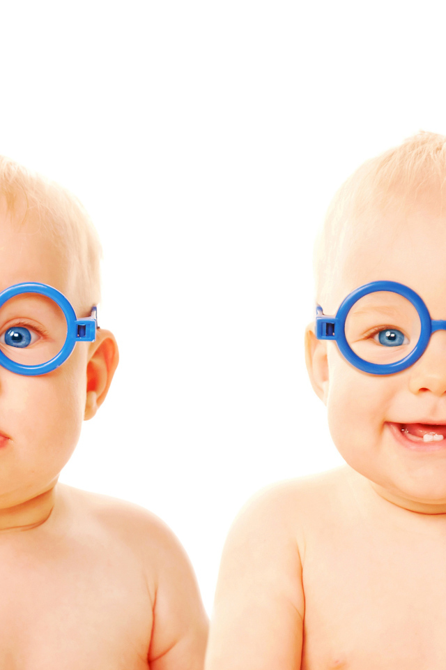Два забавных младенца с синих очках на белом фоне