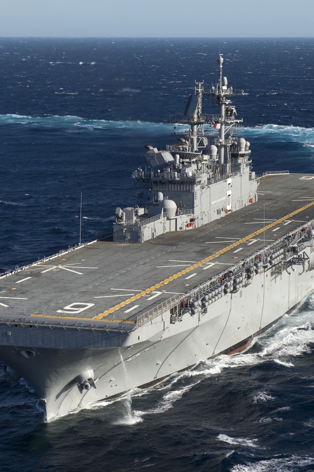 Большой военный корабль USS America (LHA-6)  в море