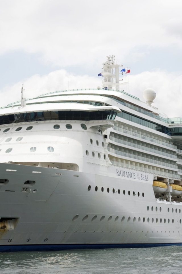 Большое белое круизное судно Norwegian Breakaway в порту