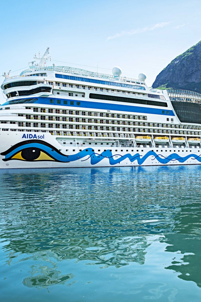 Круизное судно AIDAsol в воде