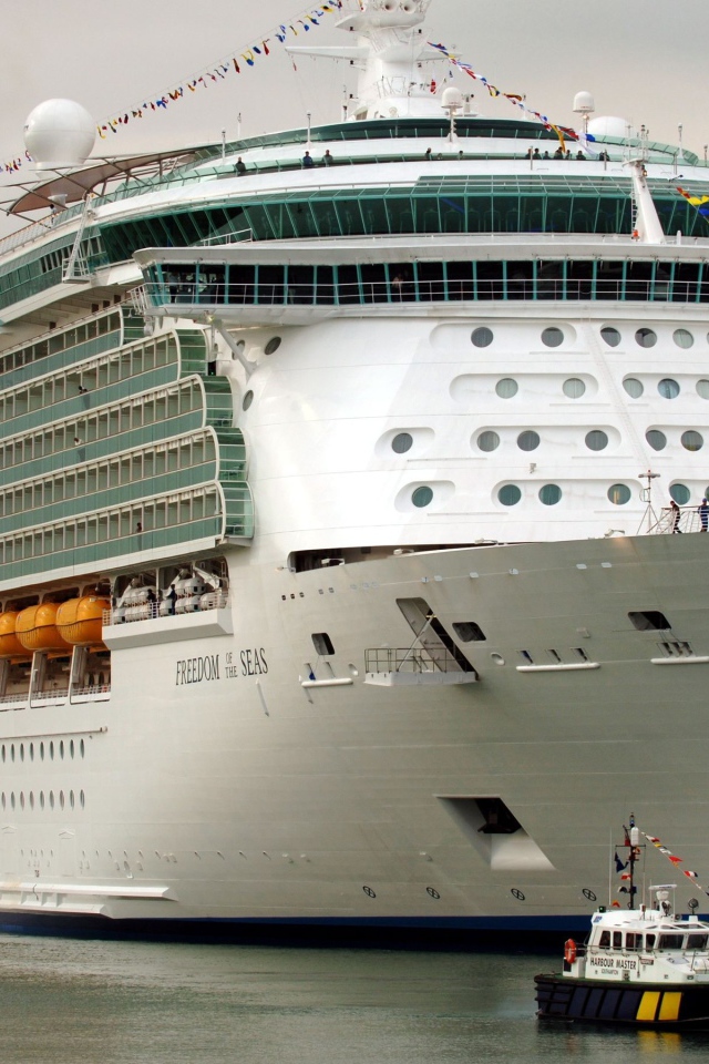 Круизное судно Freedom of the Seas выходит в море