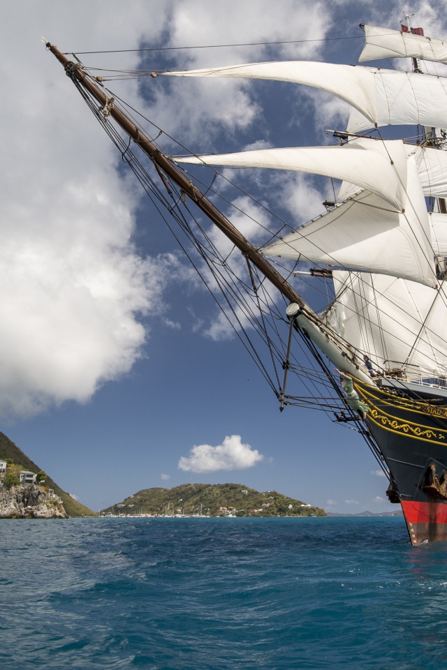 Большая парусная лодка Stad Amsterdam на фоне неба  