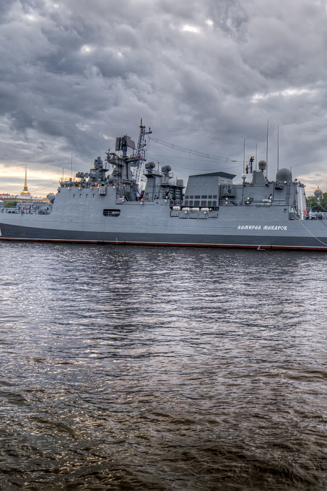 Большой российский фрегат Адмирал Макаров на воде