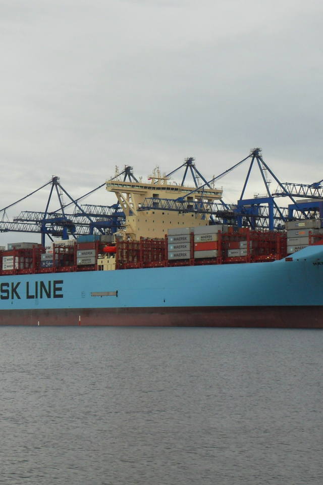 Большое грузовое судно Maersk Mc-Kinney Moller с контейнерами