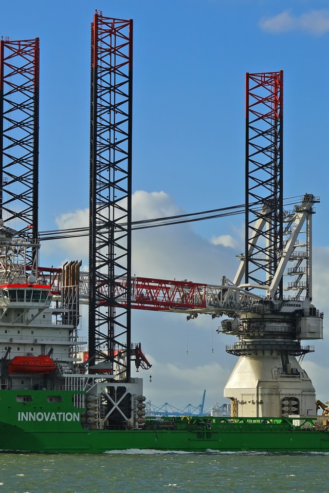 Большой плавучий кран на воде 