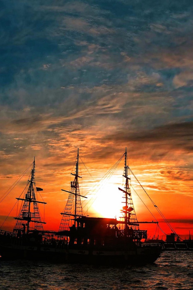 Корабль в лучах закатного солнца 