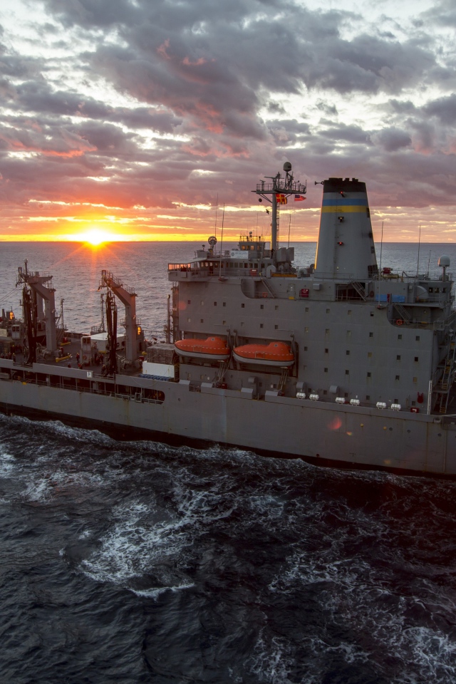 Военный корабль USNS John Lenthall, T-AO 189 в море на закате солнца