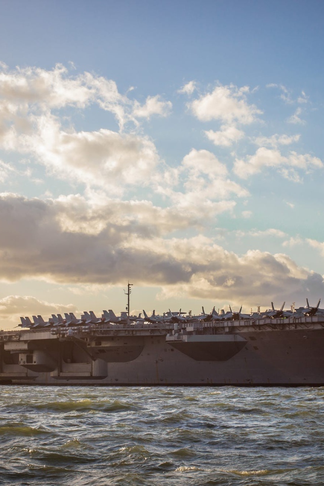 Авианосец USS George H.W. Bush (CVN-77) в океане 