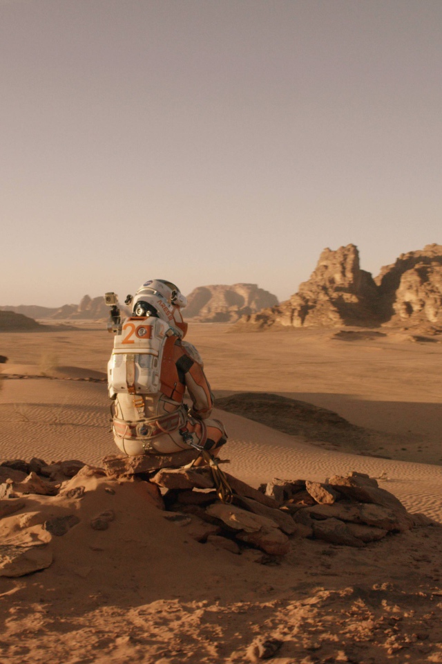 Одинокий космонавт на поверхности Марса 