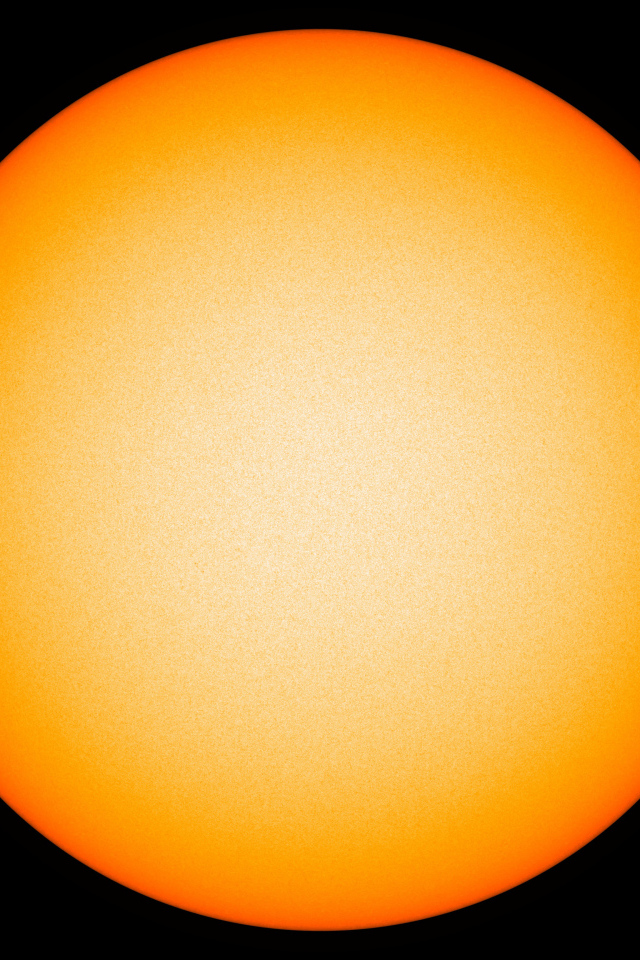 Яркое желтое солнце на черном фоне