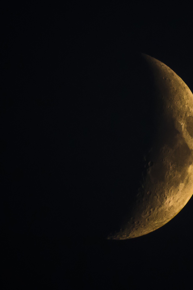 Затмение большой желтой луны 