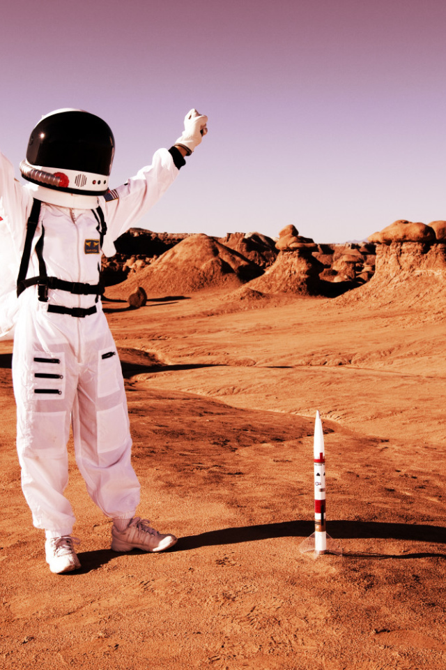 Космонавт радуется прилету на Марс 