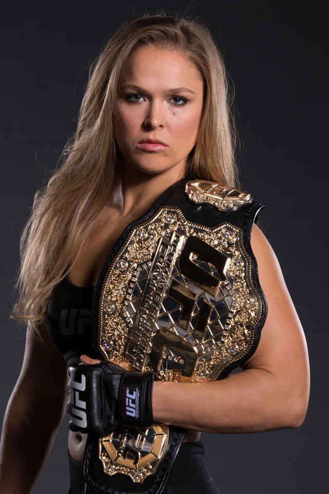 Американский боец ММА, актриса Ронда Роузи с поясом чемпиона UFC