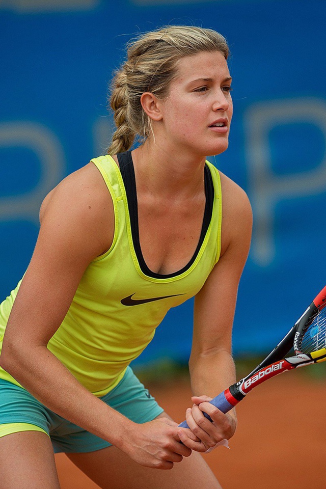 Теннисистка Эжени Бушар готовится к удару 