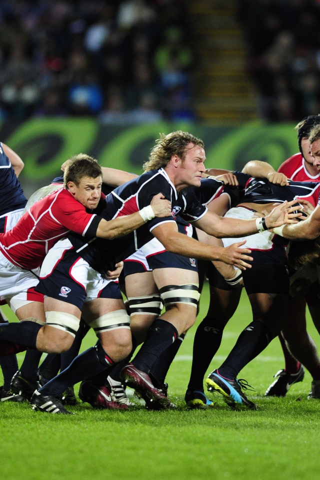 Борьба команд по регби на поле 