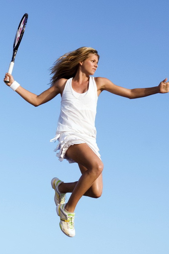 Прыжок теннисистки Марии Кириленко с ракеткой в руках 