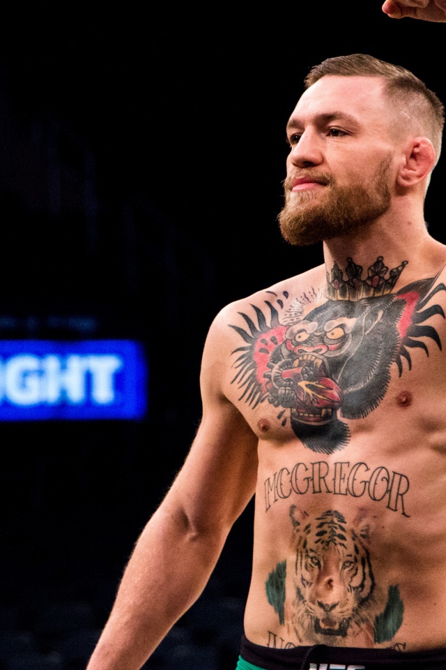 Мастер смешанных боевых искусств Конор Макгрегор радуется победе