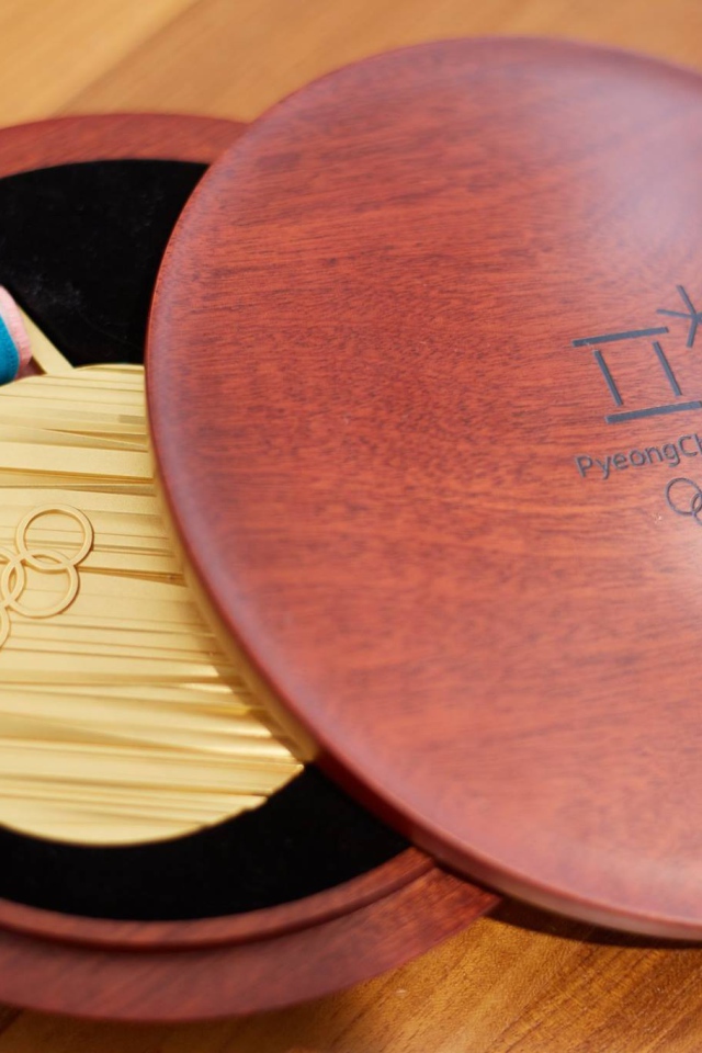 Медаль зимних олимпийский игр 2018 в деревянном футляре