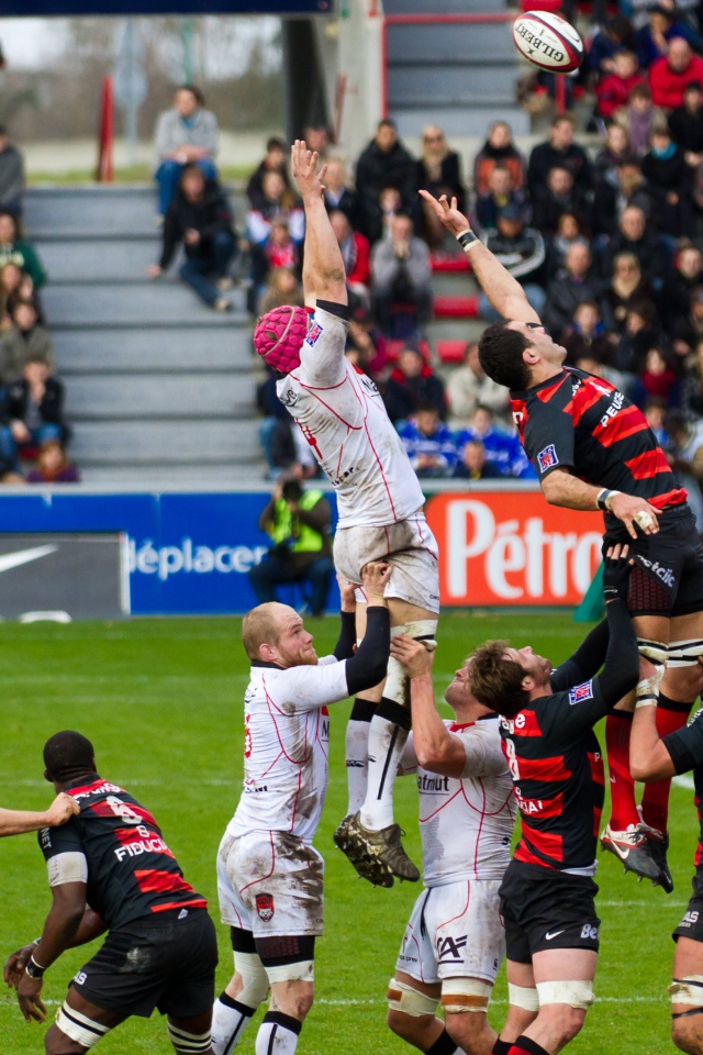 Игра команд по регби на стадионе 