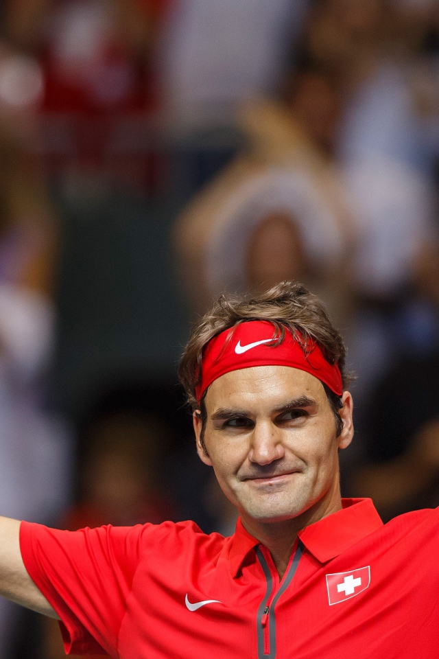 Профессиональный теннисист Роджер Федерер с ракеткой 