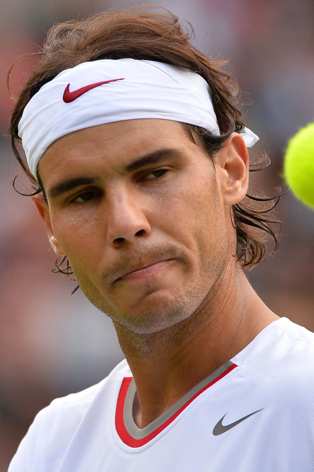 Испанский теннисист Рафаэль Надаль на корте 