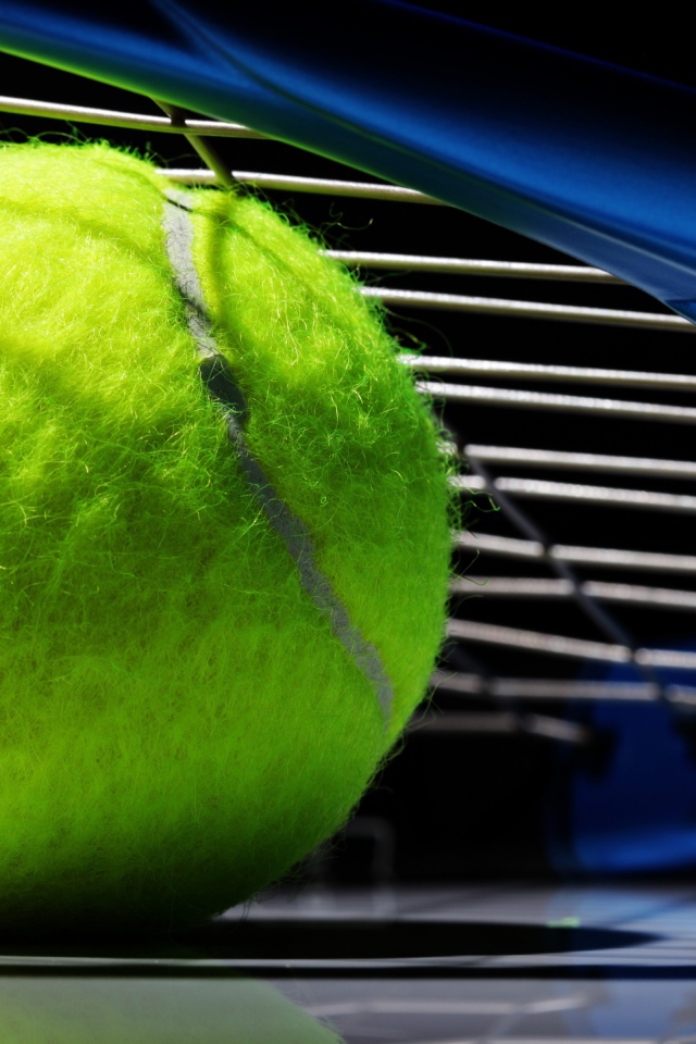 Теннисный мяч и ракетка 