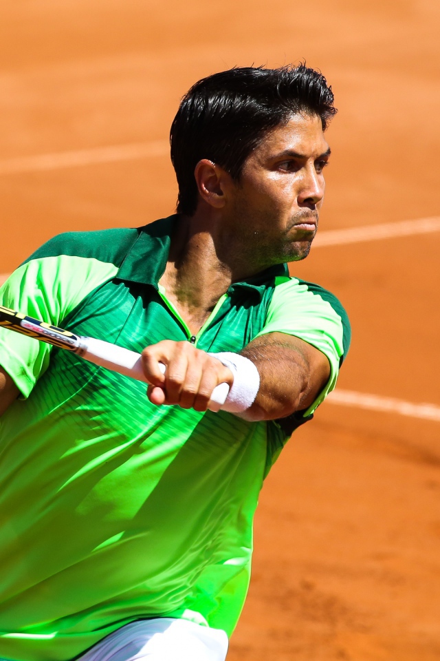 Теннисист Фернандо Вердаско с ракеткой на корте 