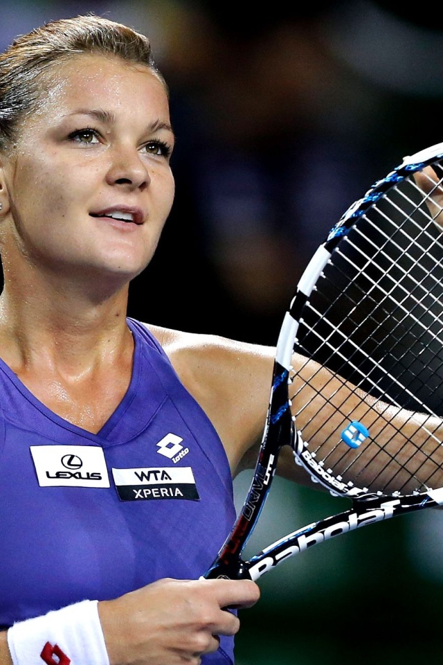 Польская теннисистка Агнешка Радваньская с ракеткой на корте 