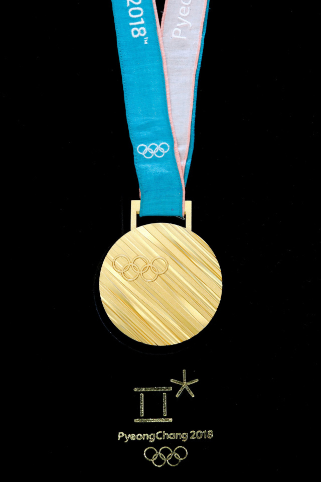 Три медали зимних Олимпийских игр 2018 на черном фоне