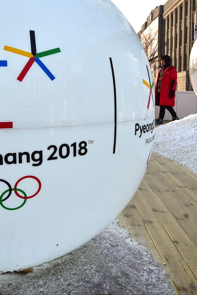 Белый шар с логотипом Зимних Олимпийских игр 2018