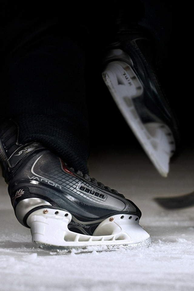 Хоккейные коньки Bauer на льду 