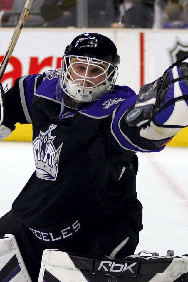 Хоккейный вратарь ловит шайбу в воротах 