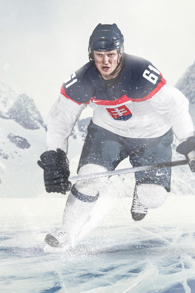 Хоккеист на льду с клюшкой 