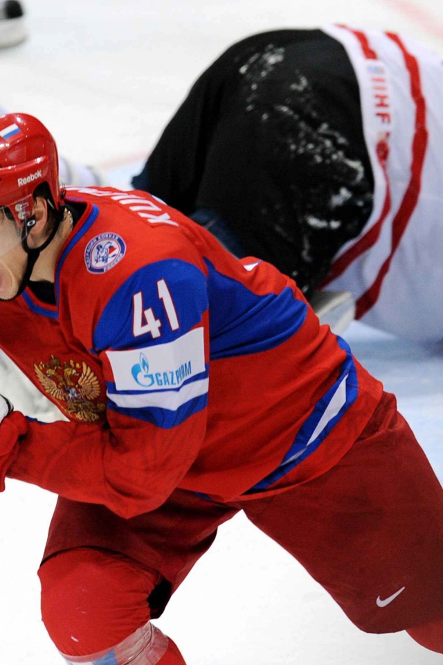 Российский хоккеист радуется победе 