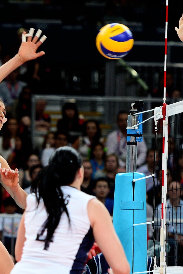 Игра команды по женскому волейболу 