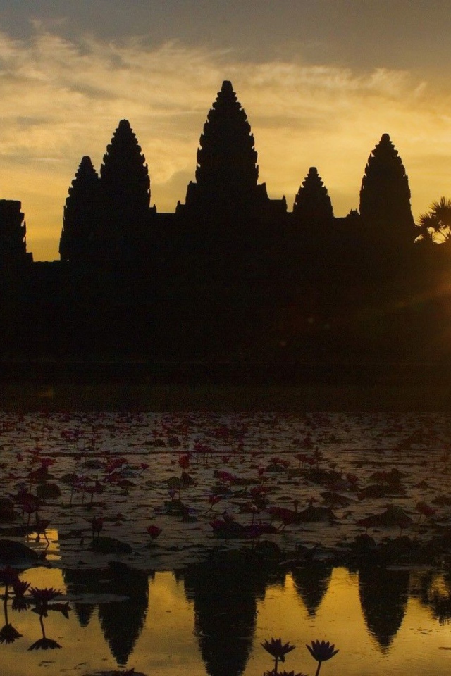 Ангкор Ват в лучах солнца на закате 