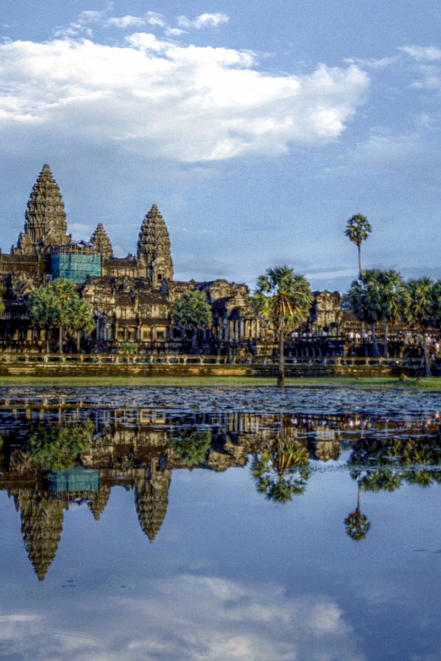 Ангкор Ват отражается в пруду лотосов 