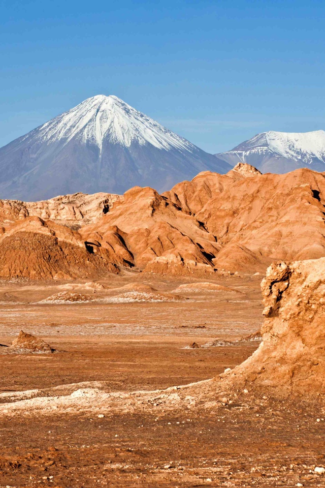 Пустыня Атакама и заснеженная вершина вулкана,  Чили 