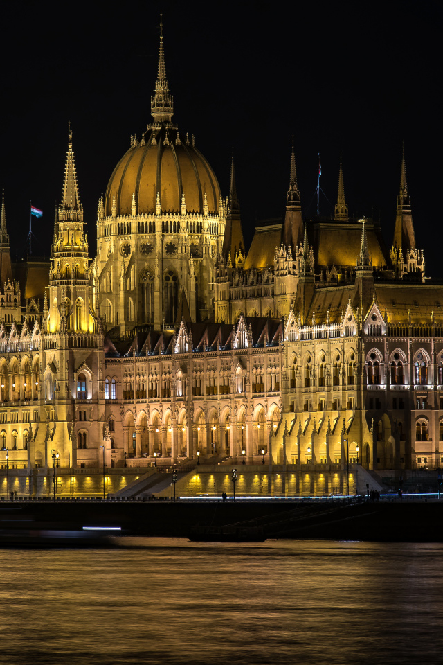 Красивое здание  венгерского парламента у реки ночью, Будапешт. Венгрия 