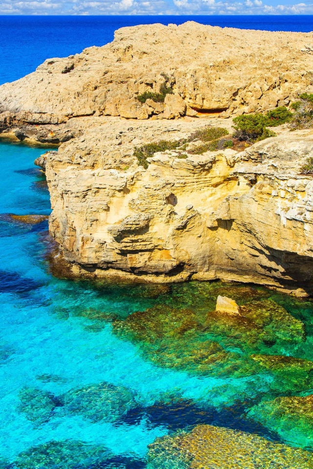 Кристальная вода и каменные пещеры мыса Греко,  Кипр 