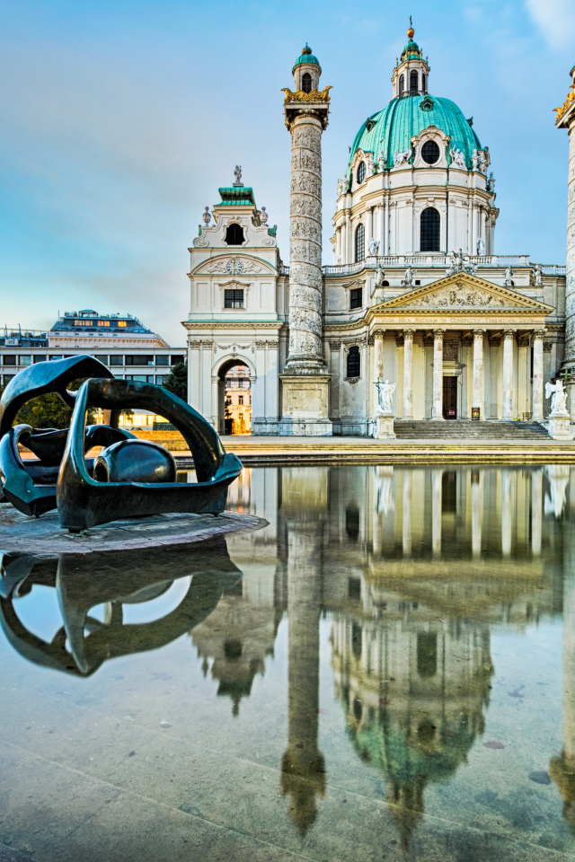 Фонтан у католической церкви Карлскирхе , Вена. Австрия