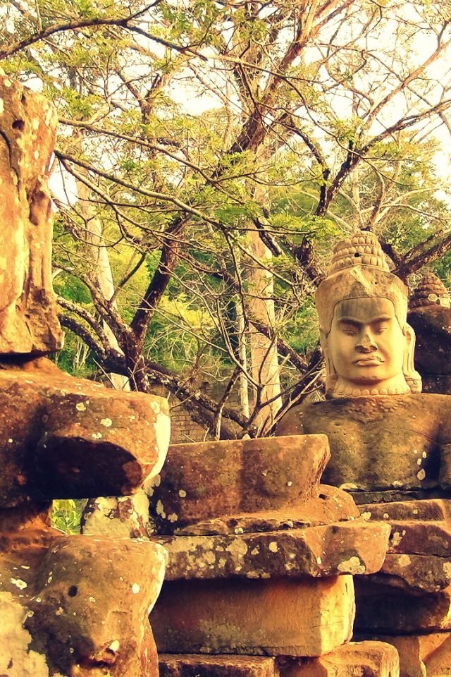 Индуистские статуи у храмового комплекса Ангкор  Ват 