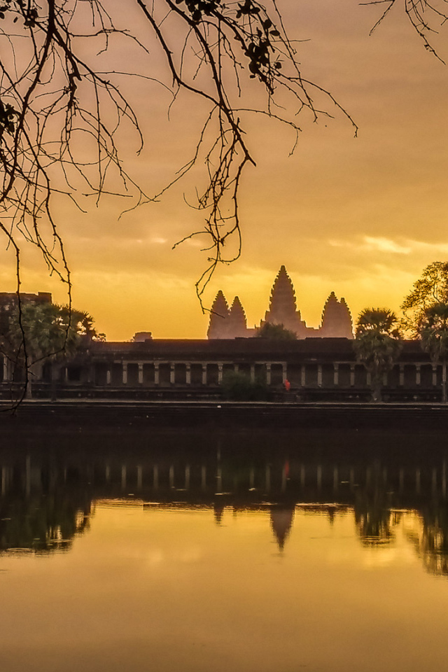 Озеро у стен храмового комплекса Ангкор Ват 