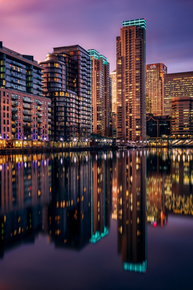 Ночные небоскребы Лондона отражаются в воде,  Великобритания 
