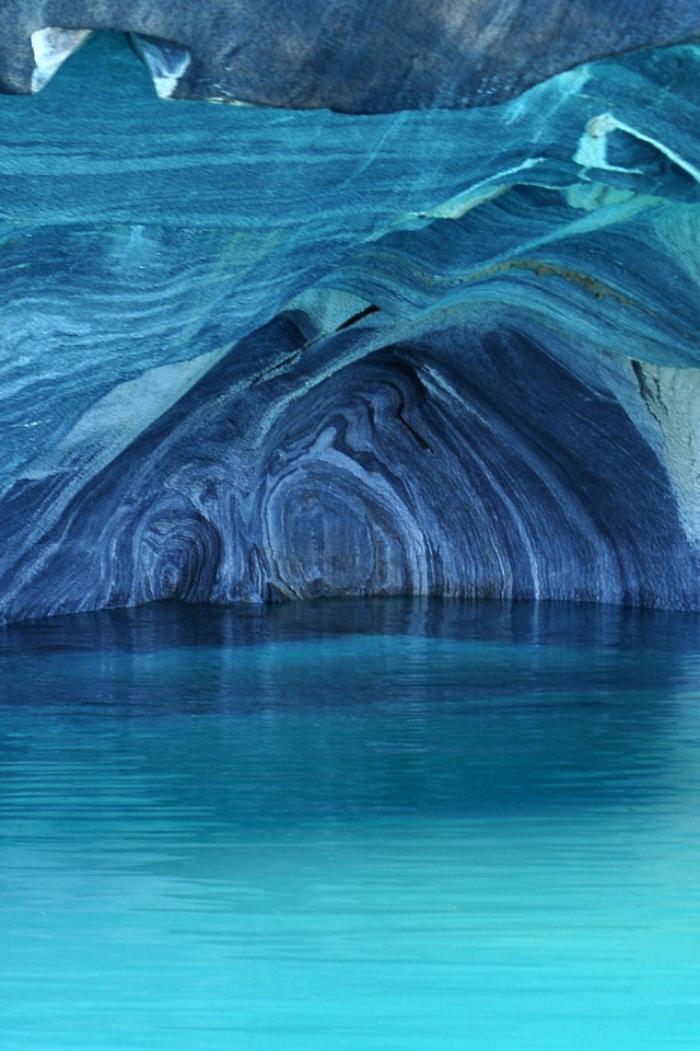 Мраморный собор пещера на берегу озера Хенераль-Каррера, Патагония Чили 