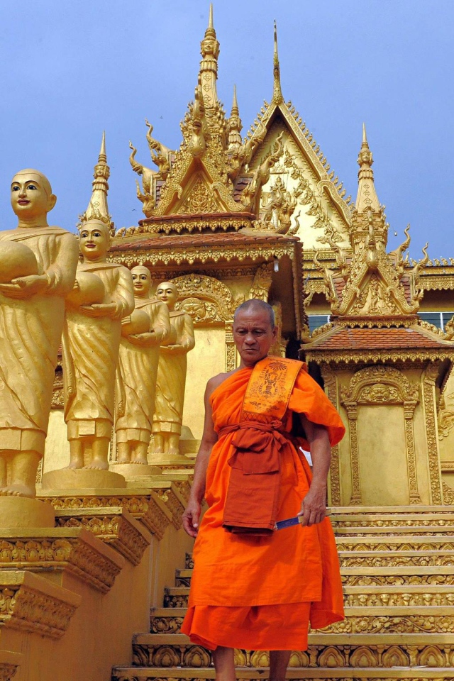 Монах на ступеньках старинного храма, Камбоджа 
