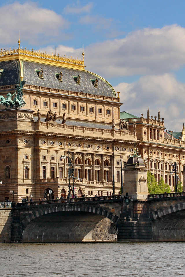Национальный оперный театр у реки, Прага. Чехия 