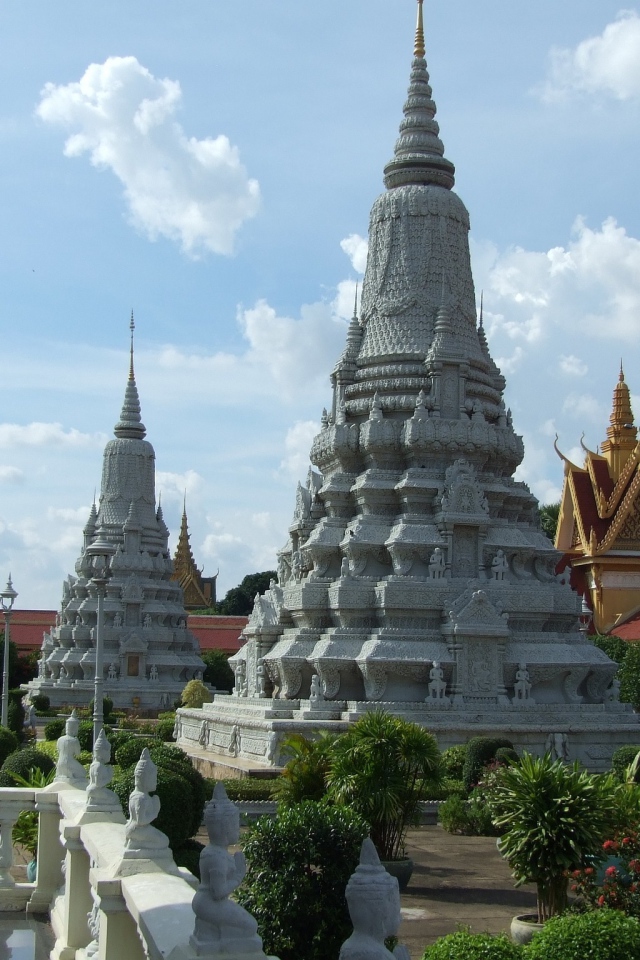 Одна из ступ на территории королевского дворца в городе Пномпень, Камбоджа 