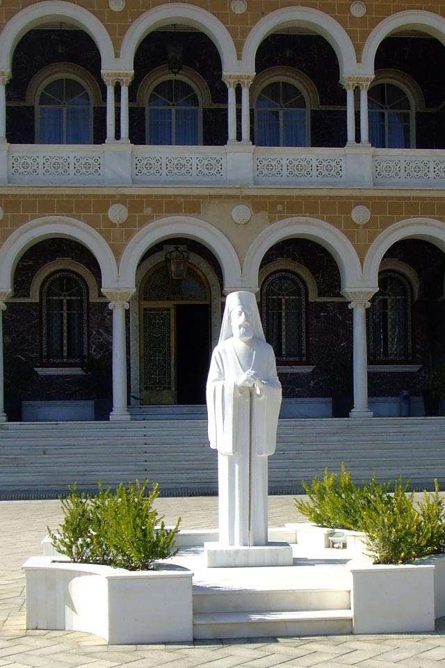 Статуя архиепископа Макариоса III, Никосия, Кипр  