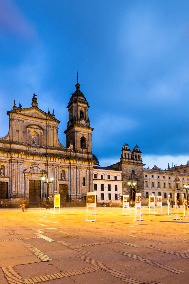 Храм на городской площади города Богота, Колумбия